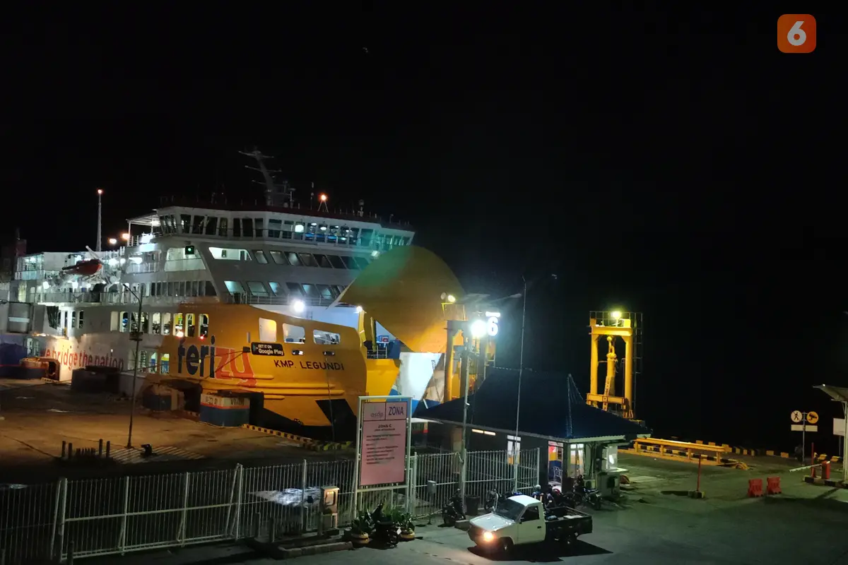 Kapal Menunggu Kendaraan Masuk di Dermaga Eksekutif Pelabuhan Merak. (Senin, 01/01/2023). (Yandhi Deslatama/Liputan6.com).