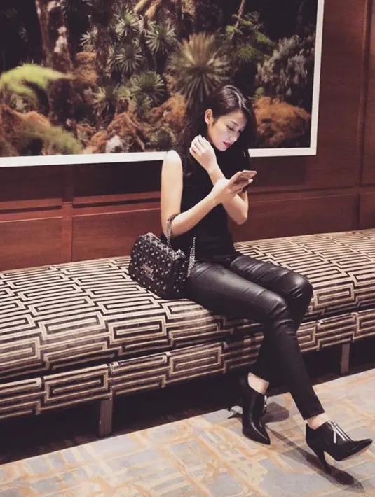 Gaya outfit Velove Vexia serba hitam ini juga bisa dijadikan inspirasi. Meski terlihat sederhana, namun detail penampilannya terlihat pada sepatu serta tas yang digunakan. (Liputan6.com/IG/@vaelovexia)