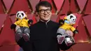 Aktor Jackie Chan berpose dengan boneka panda di karpet merah Academy Awards ke-89 atau Oscar 2017 di Dolby Theatre, Los Angeles, Minggu (26/2). Jackie Chan menyebut dua boneka panda itu dengan "dua anak lelakiku". (Photo by Richard Shotwell/Invision/AP)