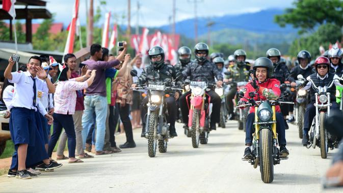 Presiden Jokowi menyusuri jalan perbatasan trans-Kalimantan yang terletak di Kecamatan Krayan, Kabupaten Nunukan, Provinsi Kalimantan Utara, Kamis (19/12/2019). (foto: Biro Pers Setpres)