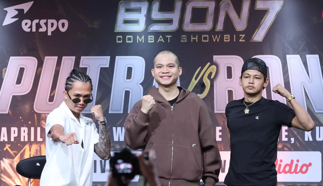 Presiden Byon, Yoshua Marcellos Muliardo (tengah) bersama petarung yang akan bertanding di Byon Combat Showbiz Vol.7 saat Press Conference Pertama Byon Combat Showbiz Vol.7 di SCTV Tower, Jakarta, Kamis (12/3/2026). (Bola.com/M Iqbal Ichsan)