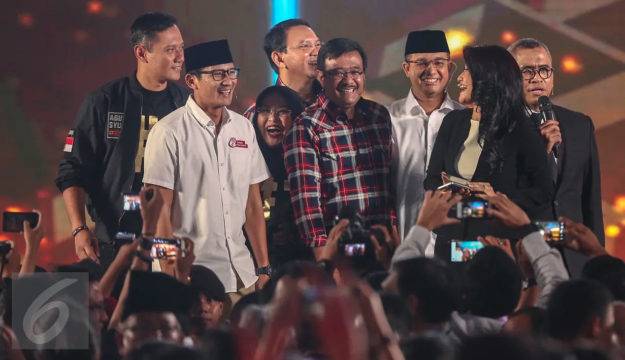 Para paslon berkumpul untuk berpose bersama usai Debat Pilgub DKI 2017 putaran kedua, Jakarta, Jumat (27/1). (Liputan6.com/Faizal Fanani)