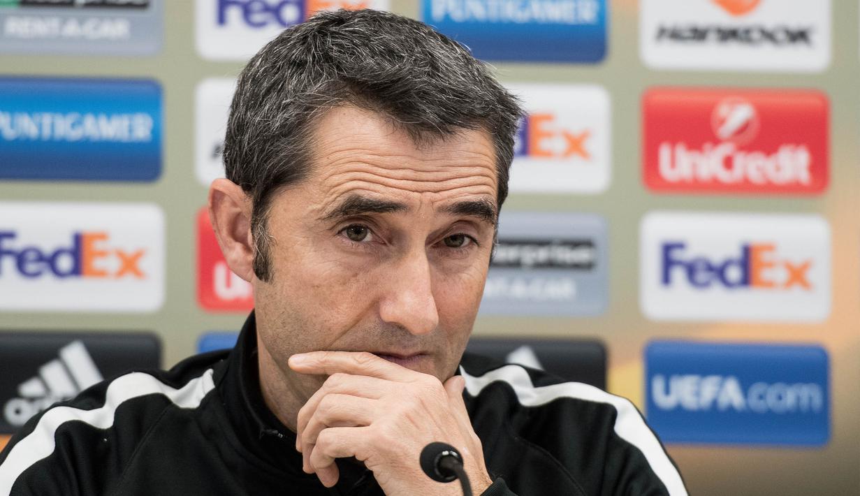 Pelatih Athletic, Ernesto Valverde, memberian keterangan pers jelang laga Liga Europa melawan Rapid Vienna di Stadion Allianz, Vienna, Rabu (7/12/2016). Valverde ditunjuk sebagai pelatih Barcelona menggantikan Luis Enrique. (EPA/Christian Bruna)