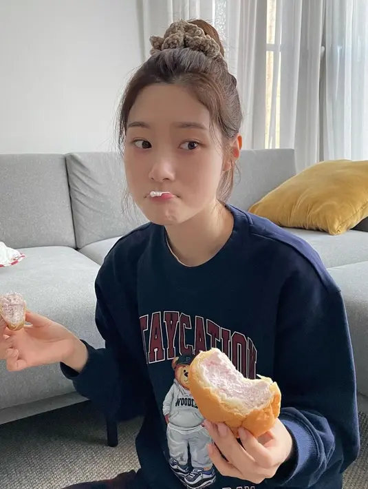 Jung Chaeyeon terlihat semakin cantik dan imut saat memakai hoodie seperti dalam fotonya yang satu ini. Pelantun lagu 'WOOWA' ini kembali berpose sambil memakan kue yang berisi krim melimpah. Mantan anggota grup I.O.I ini juga tampak segar dan manis sama seperti roti yang dipegangnya. (Liputan6.com/IG/@j_chaeyeoni)