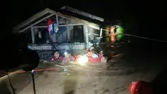 Penyelamat mengevakuasi orang-orang dari daerah banjir di Kota Ozamiz, Misamis Occidental, Filipina (25/12/2022). Dua orang tewas dan hampir 46.000 lainnya meninggalkan rumah mereka saat banjir pada libur Hari Natal. (Handout / Philippine Coast Guard (PCG) / AFP)