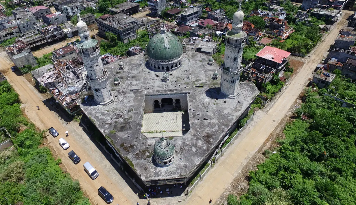 Pendangan udara memperlihatkan kehancuran Masjid Agung di Kota Marawi, Provinsi Lanao del Sur, Filipina, Kamis (23/5/2019). Sisa-sisa kehancuran masih terlihat setelah dua tahun berakhirnya konflik yang terjadi antara pasukan keamanan Filipina dengan militan ISIS di Kota Marawi. (Noel CELIS/AFP)