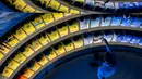 Deretan kostum tim nasional berbagai negara terpajang di dalam Museum FIFA yang baru akan di buka pada 28 Februari 2016 di Zurich, Swiss. (AFP/Fabrice Coffrini)