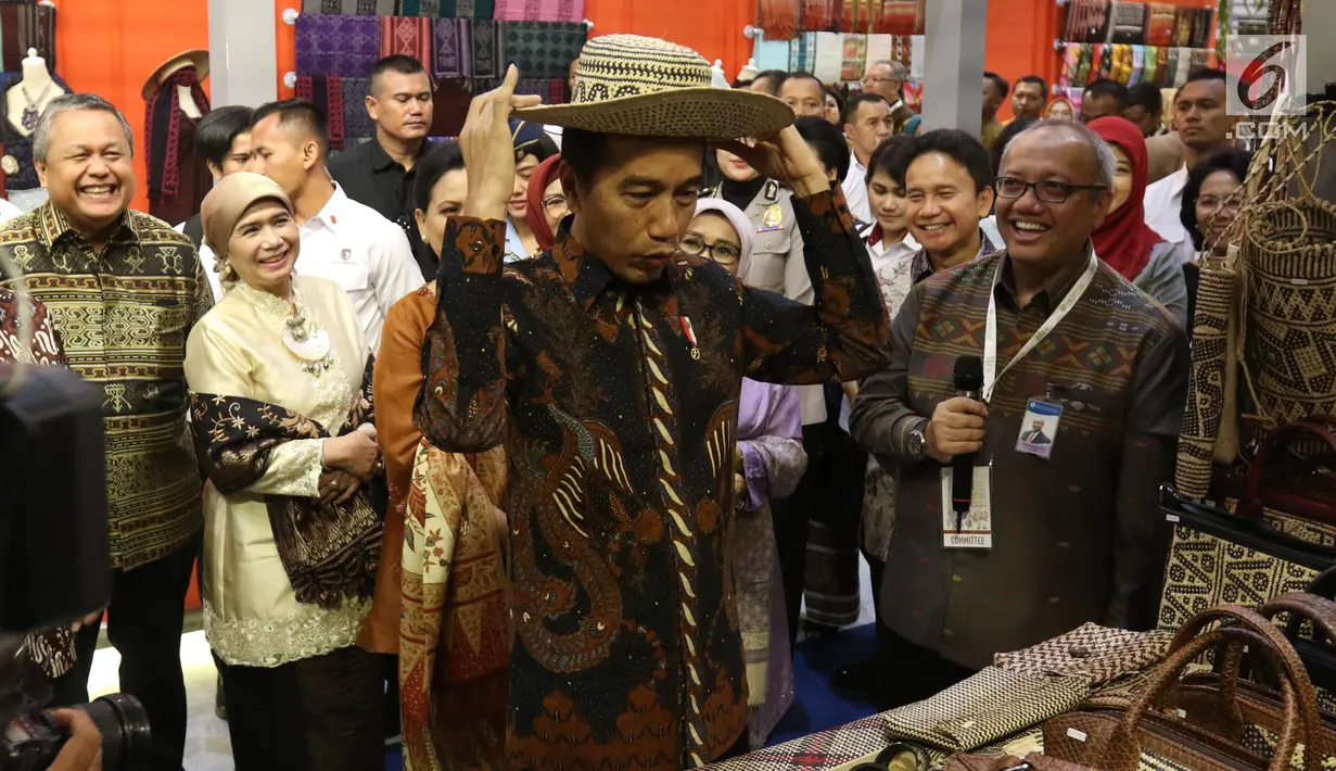 Presiden Joko Widodo meninjau stan Pameran Karya Kreatif Indonesia di JCC Senayan, Jakarta, Jumat (12/07/2019). Pameran bertema Mendorong Pertumbuhan Melalui UMKM Go Export dan Go Digital tersebut menampilkan UMKM unggulan binaan Bank Indonesia. (Liputan6.com/Angga Yuniar)