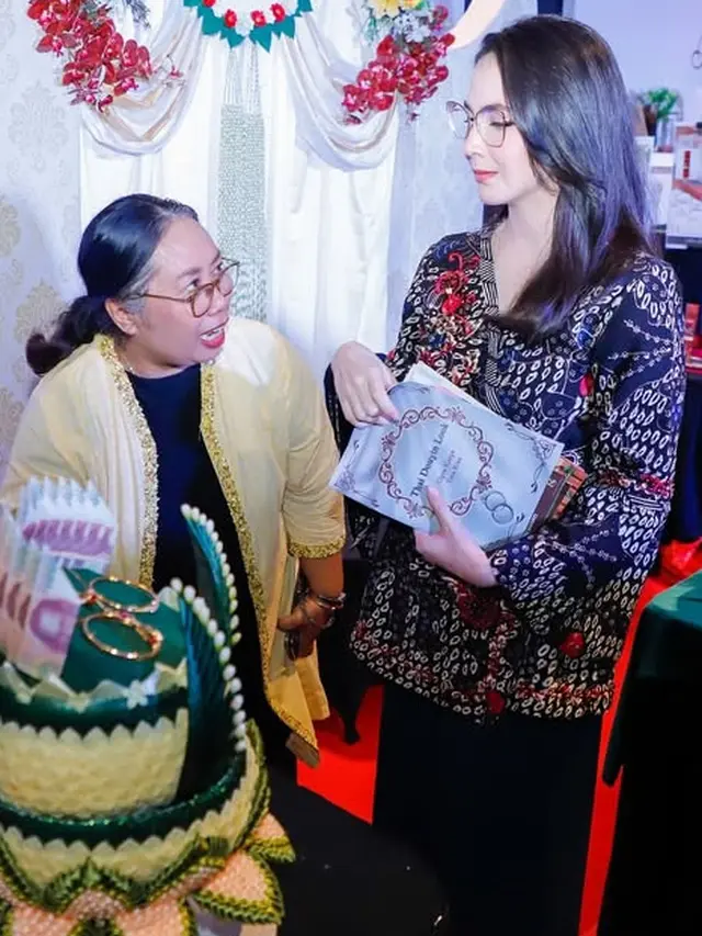 Batik Arumi Bachsin saat Hadiri Acara Cipta Karya di Surabaya