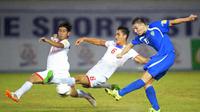 Daisuke Sato (kiri) batal memperkuat timnas Filipina di Piala AFF 2016 karena tidak dilepas klubnya. (AFP/Ted Aljibe)