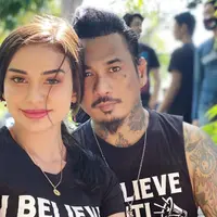 6 Potret Kompak Jerinx SID dan Nora Alexandra Pakai Baju Senada, Serasi (sumber: Instagram/ncdpapl)