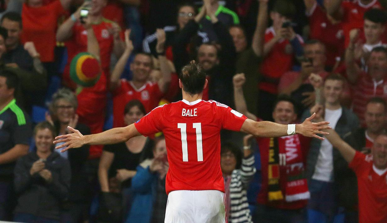 Pemain Wales, Gareth Bale merayakan golnya saat melawan Moldova pada laga kualifikasi Piala Dunia 2018 di Stadion Cardiff City Stadium, Cardif, Wales Selatan, (6/9/2016) dini hari WIB.  (AFP/Geoff Caddick)