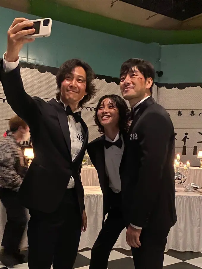 Lee Jung Jae, Jung Ho Yeon, dan Park Hae Soo. (Instagram/ hoooooyeony)