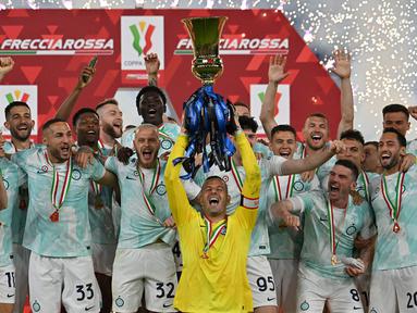 Kiper sekaligus Kapten Inter Milan, Samir Handanovic (tengah) mengangkat trofi saat timnya merayakan kemenangan atas Fiorentina setelah laga final Coppa Italia di Stadio Olimpico, Roma, 24 Mei 2023. (AFP/Alberto Pizzoli)