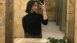 Selfie mirror di toilet menjadi sebuah foto yang paling sering diunggah Jeje di Instagram. Gaya santainya saat berfoto sendiri ini berhasil membuat banyak orang terkesima. Perempuan yang sering disebut kembaran Fuji ini sukses melejit dan jadi artis dadakan. (Liputan6.com/IG/@911jelicascalling)