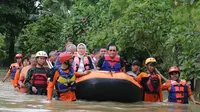 Menteri Ketenagakerjaan Ida Fauziyah menaiki perahu karet milik Badan Penanggulangan Bencana Daerah (BPBD) untuk menerobos masuk BBPLK yang tergenang banjir setinggi 1,5 meter.