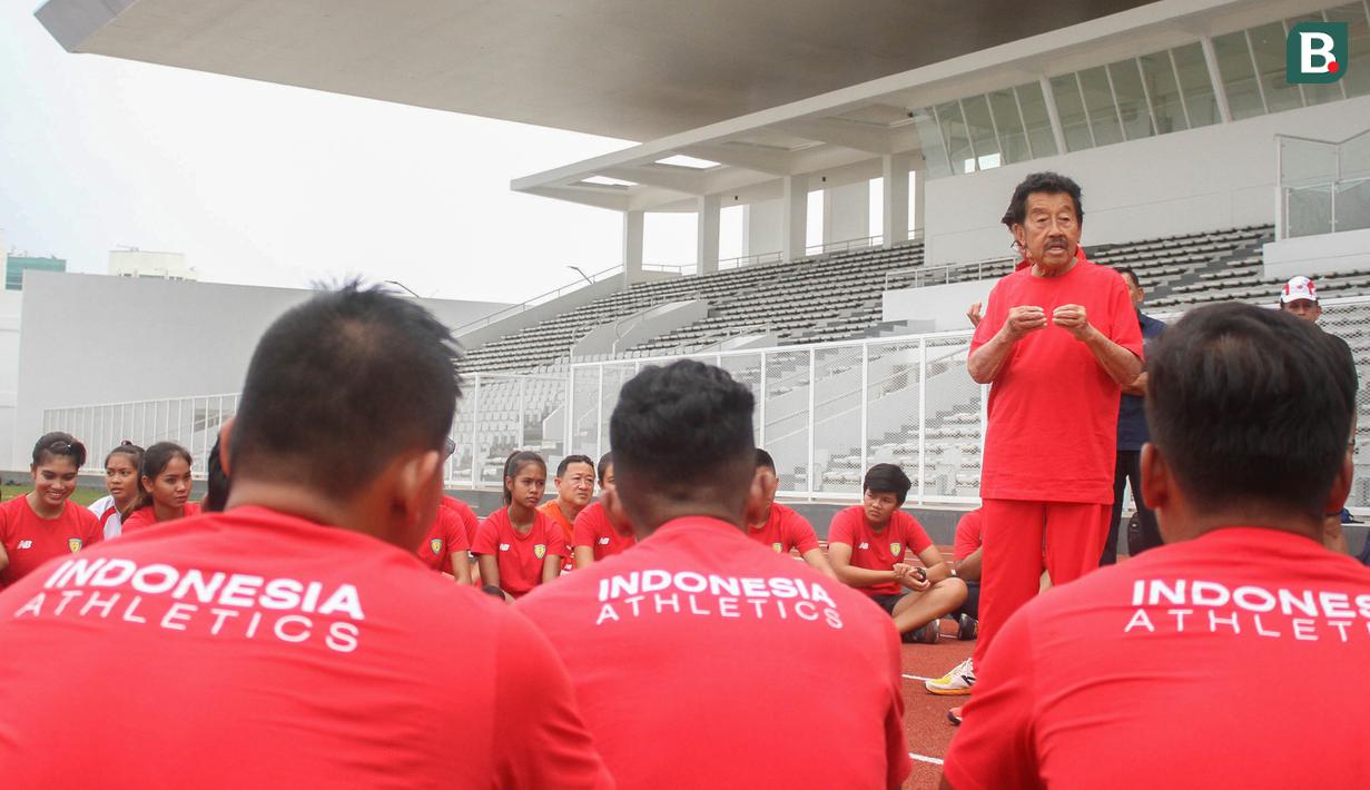 Ketua Umum PB PASI, Bob Hasan memberikan arahan kepada atlet atletik di Stadion Madya Senayan, Jakarta, Selasa (13/3/2018). Pelatnas Asian Games 2018 PB PASI kembali dipusatkan di Stadion Madya Senayan. (Bola.com/Asprilla Dwi Adha)