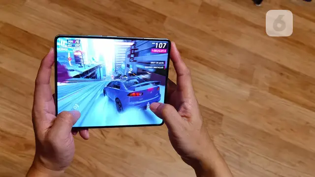 Bermain game Asphalt 9: Legends di layar utama Samsung Galaxy Z Fold5. Liputan6.com/Iskandar
