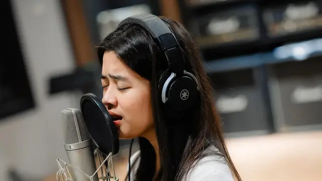 Potret Aqeela Calista saat Rekaman Lagu (credit: instagram/aqeelacalista)