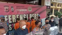 Jajaran Polres Ciko merilis hasil penangkapan 1 kg ganja di Cirebon. (Istimewa)