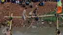 Peserta pukul bantal berusaha menjatuhkan lawannya di Bantaran Kalimalang, Cipinang Melayu, Jakarta, Senin (17/8/2015). Berbagai lomba diadakan dalam rangka memeriahkan perayaan HUT RI ke-70. (Liputan6.com/Johan Tallo)