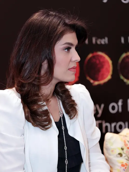 "Iya ini pengalaman pertama untuk foto sambil akrobat, pengalaman menarik banget sih menurut aku, fotonya diambil sekitar 45 menit sampai 1 jam, mungkin lebih lama make upnya terus bajunya tetap harus kelihatan keren," jelasnya. (Deki Prayoga/Bintang.com)