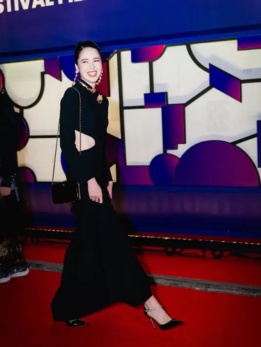 Laura Basuki terlihat elegan dengan cutout long dress hitam dari Kraton. Dress hitam polos iti terlihat berkelas dengan aksesori emas dari Tulola [@laurabas]