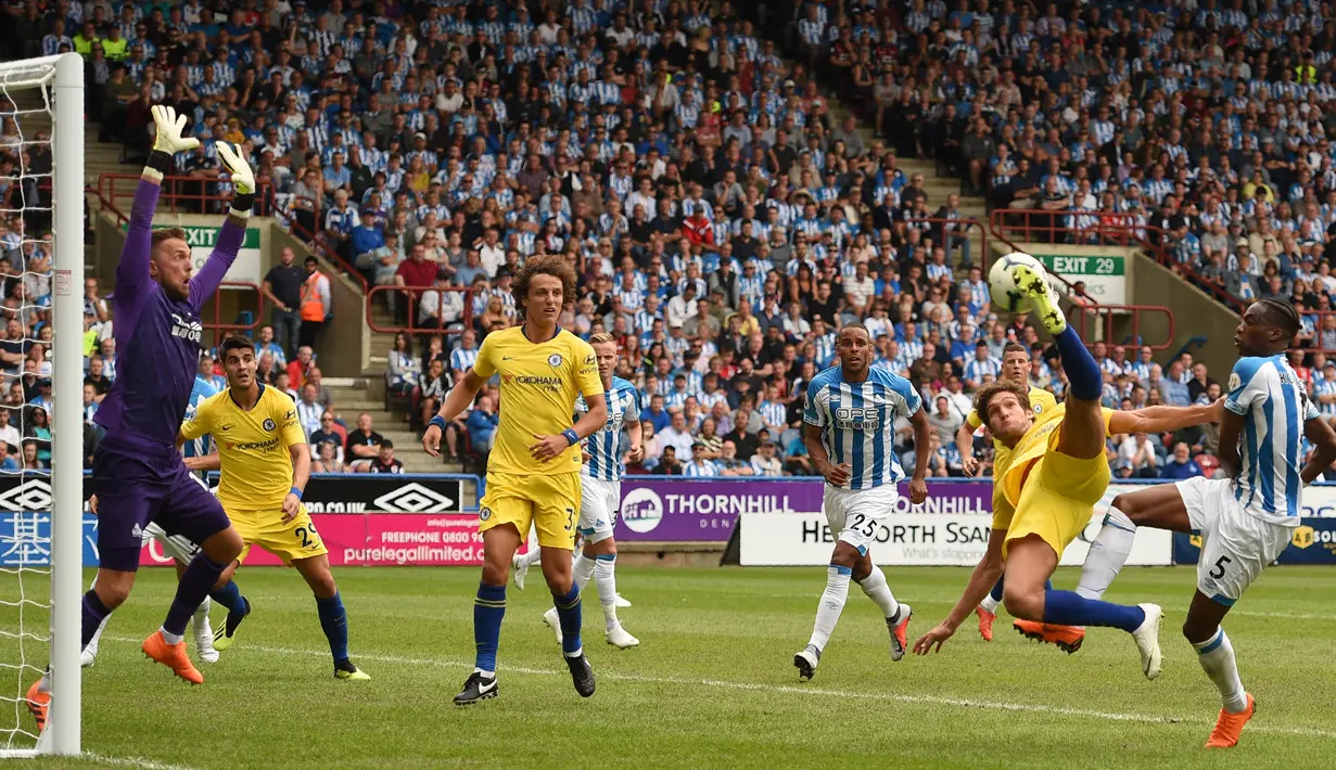 Bek Chelsea, Marcos Alonso, menendang bola saat pertandingan melawan Huddersfield Town pada laga Premier League di Stadion John Smith's, Sabtu (11/8/2018). Chelsea menang 3-0 atas Huddersfield Town. (AFP/Oli Scarff)