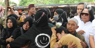 Keluarga dan kerabat menangis saat pemakaman Abdul Hamid alias Pak Ogah di TPU (Tempat Pemakaman Umum) Jatisari, Bekasi, Jawa Barat, Kamis (29/12/2022). Pak Ogah salah satu pengisi suara dalam serial film Si Unyil meninggal pada (28/12/2022) di usia 74 tahun. (Liputan6.com/Herman Zakharia)