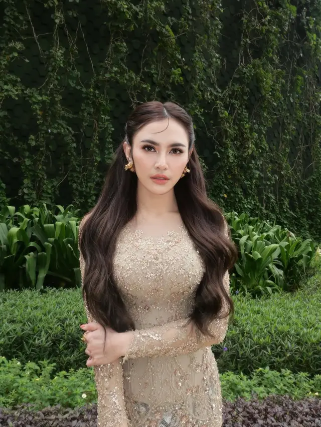 Model Kebaya Mahalini saat Kondangan