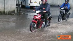 Citizen6, Cimahi: Hujan lebat mengguyur sejak 10.00 WIB, mengakibatkan beberapa ruas jalan di Kota Bandung mengalami kemacetan. (Pengirim: Cesar Yudistira)