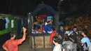 Bendera merah putih raksasa sudah berada di dalam truk pengangkut dan siap dibawa ke Malang dan Bali. (Bola.com/Aremania)