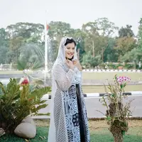 Intip gaya elegan Kahiyang Ayu dengan kerudung dan outer lace (@ayanggkahiyang)