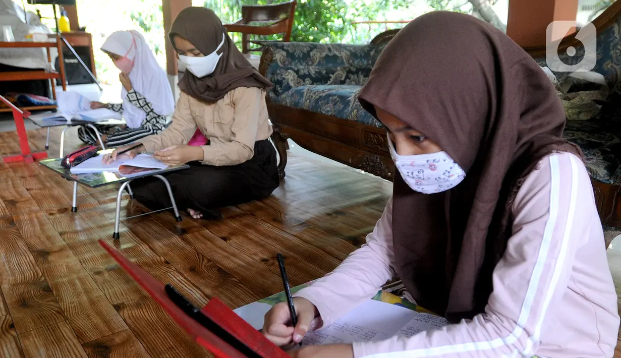 Siswa belajar secara daring menggunakan fasilitas wifi gratis di Perumahan Pondok Mulya I, Beji, Depok, Jawa Barat, Rabu (29/7/2020). Fasilitas tersebut disediakan oleh Sri Wiwoho untuk siswa sekitar perumahan. (merdeka.com/Arie Basuki)