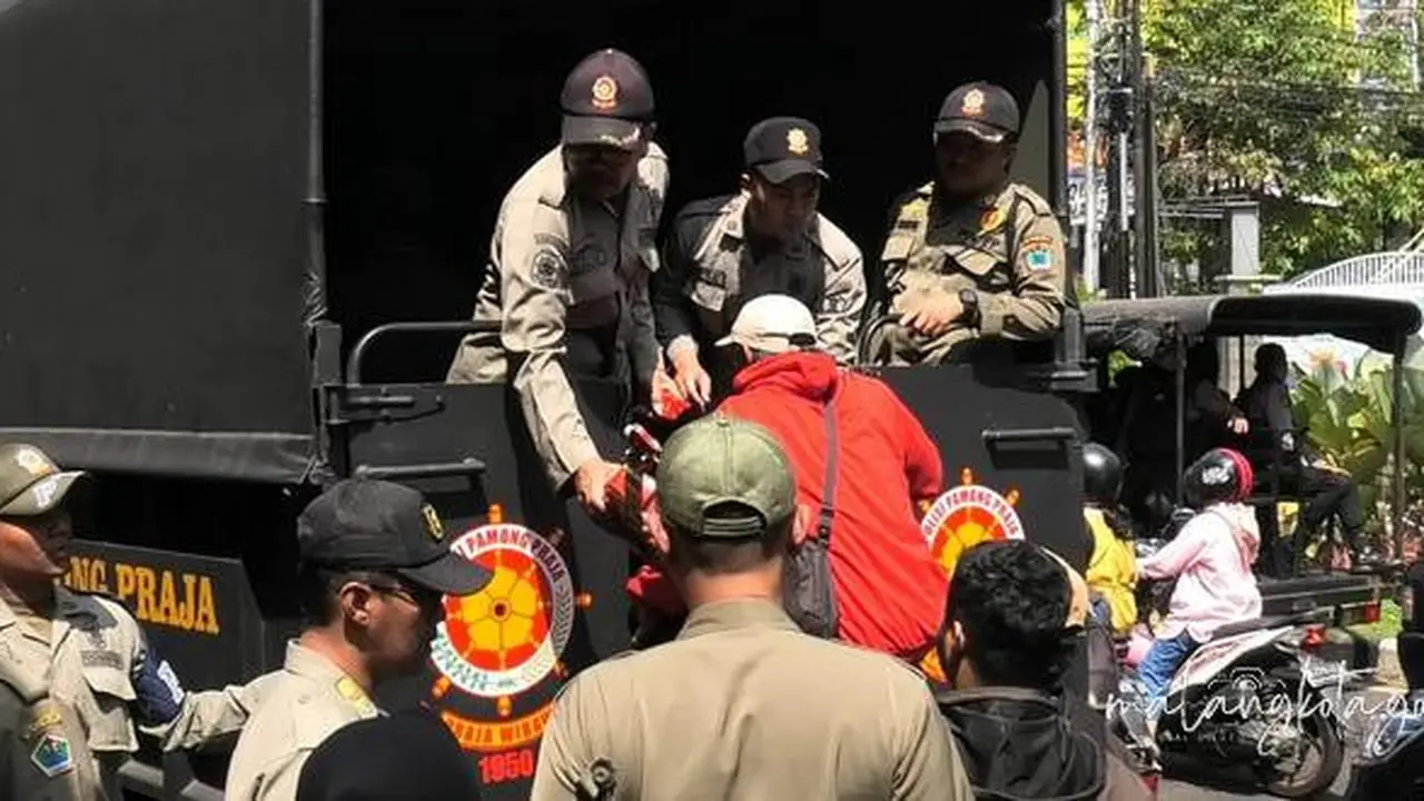 Satpol PP Kota Malang merazia pengemis dan pengamen. (Istimewa/https://malangkota.go.id/)