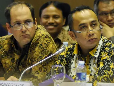 Director and Executive Vice President PT Freeport Indonesia, Robert Schroeder (kiri) dan Vice President Legal PT Freeport Indonesia, Clementino Lamury ikuti rapat dengar pendapat dengan Komisi VII di Senayan, Jakarta, (20/1). (Liputan6.com/JohanTallo)
