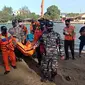 Evakuasi jenazah mahasiswi yang hilang saat saat swafoto di Pantai Logending, Kebumen. (Foto: Liputan6.com/Basarnas)