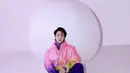 Tampil dengan koleksi Spring 2022 Menswear Louis Vuitton, Jimin tampil colorful dengan jaket pink ungu berdetail kantung besar di bagian depan, dipadu turtleneck ungu dan celana ungu. Bahakn, menggunakan sneakers dengan warna ungu dan hijau. Dok. Vogue Korea.