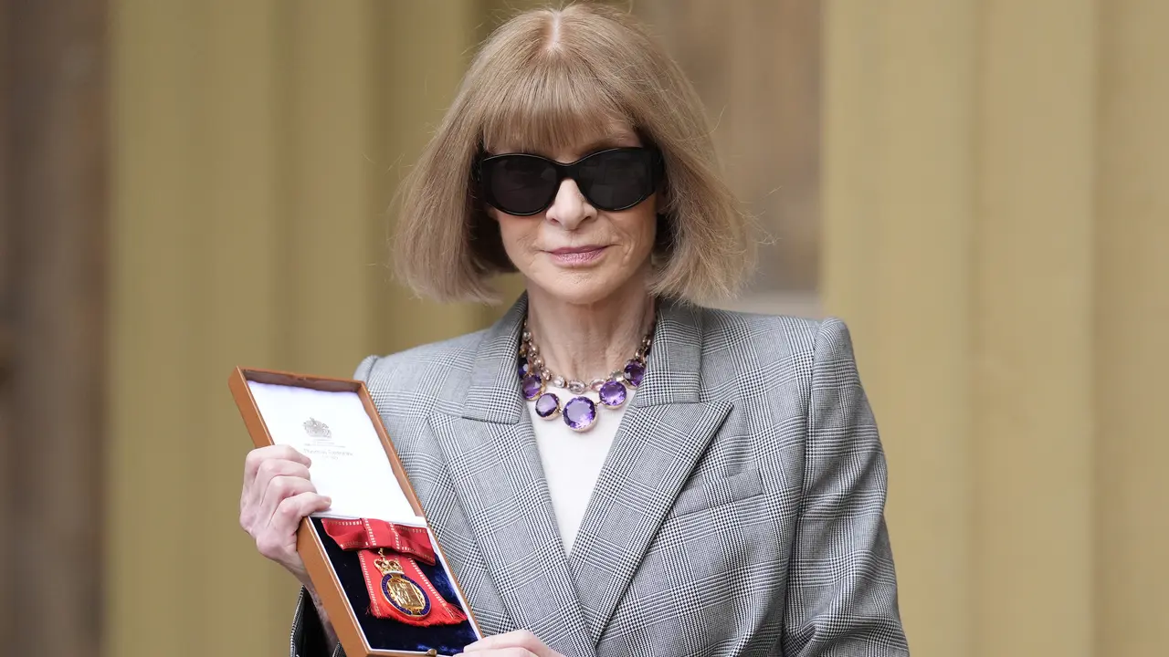Pemimpin redaksi Vogue Inggris-AS Anna Wintour berpose dengan medali mereka setelah diangkat sebagai Anggota Ordo Sahabat Kehormatan (CH) setelah upacara Pelantikan di Istana Buckingham di London pada tanggal 4 Februari 2025. Andrew Matthews / POOL / AFP