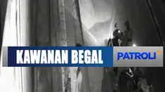 Modusnya, mereka berpura-pura menanyakan alamat, namun saat itu juga para pembegal mengancam korban dengan senjata tajam celurit.