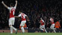 Para pemain Arsenal merayakan gol ke gawang Tottenham Hotspur pada laga Premier League di Emirates Stadium, London, Minggu (8/11/2015) malam WIB. (AFP PHOTO / Adrian Dennis)
