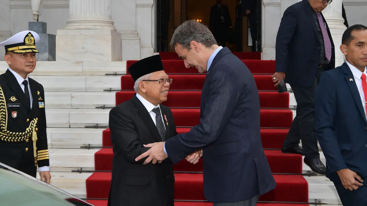 Wapres Ma'ruf Amin melakukan pertemuan dengan Perdana Menteri (PM) Republik Yunani, Kyriakos Mitsotakis, di Maximos Mansion, Athena, Jumat (24/11/2023)