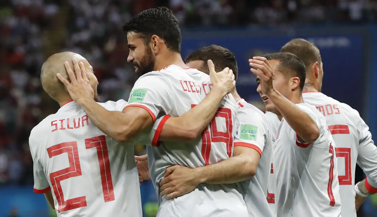 Para pemain Spanyol merayakan gol yang dicetak Diego Costa ke gawang Iran pada laga grup B Piala Dunia di Kazan Arena, Kazan, Rabu (20/6/2018). Spanyol menang 1-0 atas Iran. (AP/Frank Augstein)