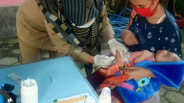 Warga Takut ke Faskes, Banyuwangi Jemput Bola Door to Door Imunisasi Bayi