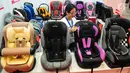 Pekerja merapikan barang dagangannya yang dipajang saat pameran mainan dan elektronik di Jakarta Internasional Expo, Jakarta, Rabu (22/8). (Liputan6.com/Helmi Afandi)