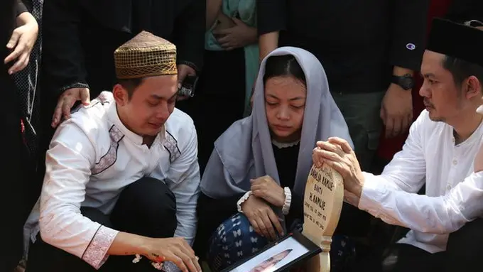 Saling Menguatkan, Ini 6 Potret Kebersamaan Kiki Farrel dan Dua Saudaranya