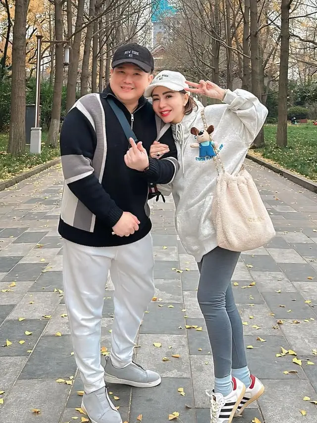 Potret OOTD Publik Figur Rayakan Pergantian Tahun dengan Liburan di China.