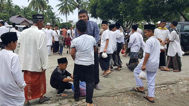 Membagi-bagikan nasi bungkus sejatinya sudah lama dilakukan Meirinda dan sejawat, namun, jumlahnya tak sebanyak saat ini (Liputan6.com/Rino Abonita)