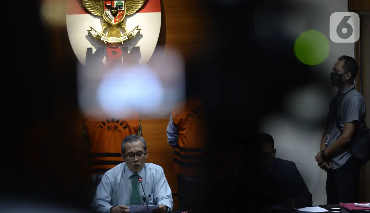 Wakil Ketua KPK Alexander Marwata menyampaikan keterangan terkait penahanan mantan pimpinan DPRD Jambi di Gedung KPK, Jakarta, Selasa (23/6/2020). KPK menahan Cornelis Buston, AR Syahbandar, dan Chumaidi Zaidi terkait dugaan suap pengesahan RAPBD Provinsi Jambi Tahun 2018. (merdeka.com/Dwi Narwoko)