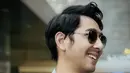 Melengkapi penampilan, Arya Saloka mengenakan kacamata hitam dari Rayban. Dengan rambut pendeknya tertata rapi.  [@armanfebryan]